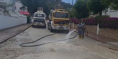 Kemer’de tozlu yollar yıkanıyor