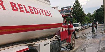 Kemer’de tozlu yollar yıkanıyor