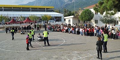 Kemer’de ‘Trafikte Okul-Jandarma Elele Birlikte Güvenli Geleceğe’ programı düzenlendi