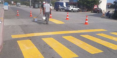 Kemer'de yaya geçitleri boyanıyor