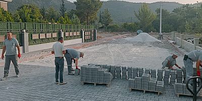 Kemer’de yol ve kaldırım çalışmaları hızla devam ediyor