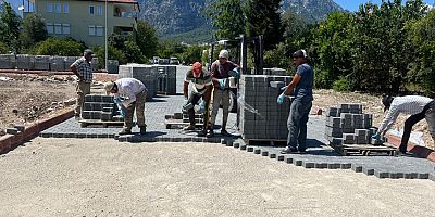 Kemer’de yol ve kaldırım çalışmaları