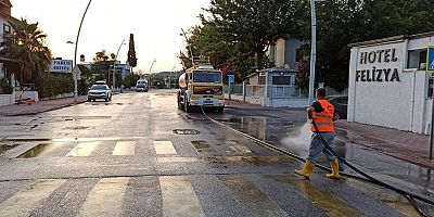Kemer’deki toz ve toprak olan yollar yıkanıyor 