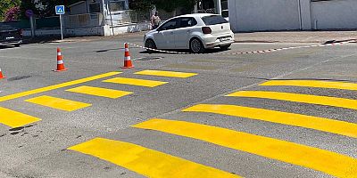 Kemer’deki yaya geçitleri boyanıyor