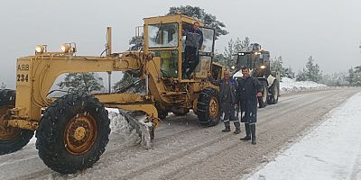 Kemer’in yüksek kesimlerinde karla kaplanan yayla yolları açılıyor