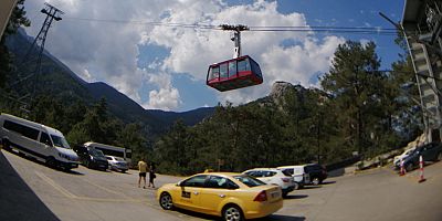 Kemer'in zirvesi ziyaretçi akınına uğruyor