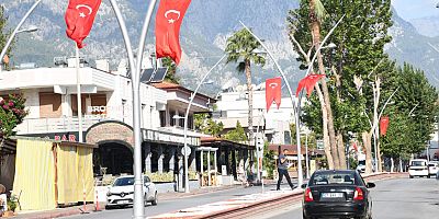 Kemer Türk bayraklarıyla süslendi