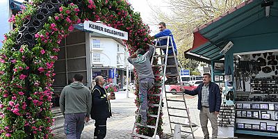 Kemer yaz sezonuna hazırlanıyor: İlçe petunyalarla süsleniyor