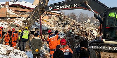 Kepez Belediyesi ekipleri, 84. saatte Serpil teyzeyi kurtardı  