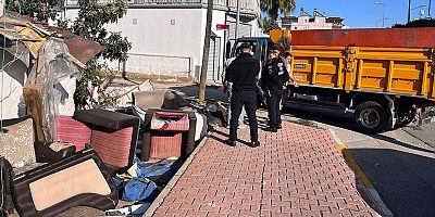 Kepez Belediyesi’nden çöp ev temizliği: 2 kamyon atık toplandı