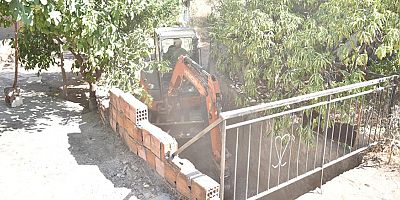 Kepez Belediyesi’nden Fatih Mahallesi’nde dere temizliği çalışması