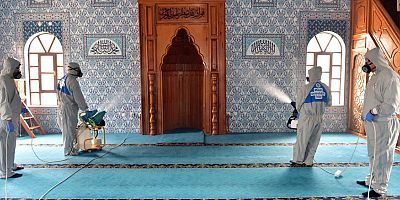 Kepez camilerini dezenfekte ediyor