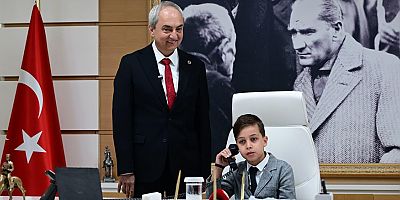 Kepez’de 23 Nisan coşkusu; Başkan Kocagöz koltuğunu 10 yaşındaki Ömer’e bıraktı