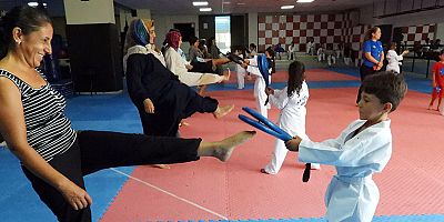 Kepez’de anneler ve çocuklar tekvando antrenmanında buluştu