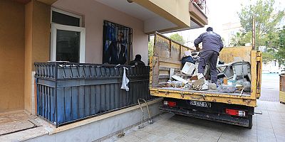 Kepez’de çöp ev operasyonu: 2 kamyon çöp çıkarıldı