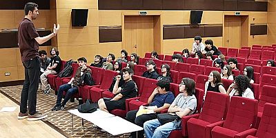 Kepez’de gençler münazara turnuvasında buluştu