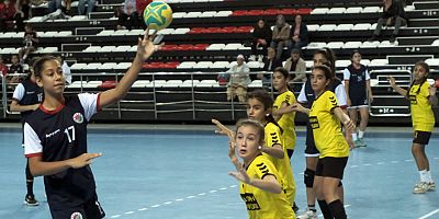 Kepez’de hentbol dolu dizgin