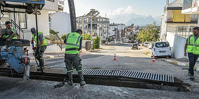 Kepez’de vakumlu ekskavatörle mazgal temizliği