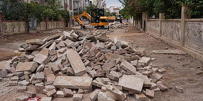 Kepez’de yollarla birlikte kaldırımlar da yenileniyor