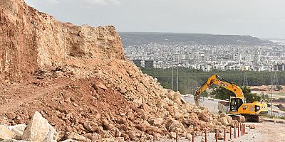 Kepez’den M. Fatin Gökmen Caddesi’nde heyelan riskine müdahale