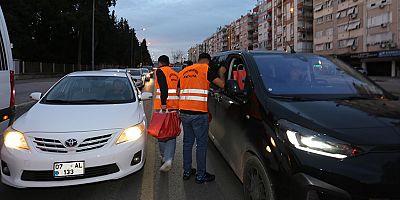 Kepez’den trafikteki vatandaşlara iftariyelik ikramı