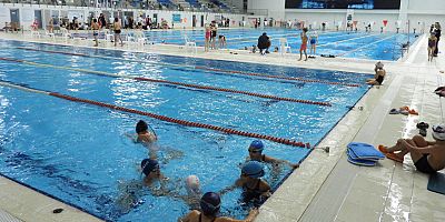 Kepez’in Adnan Menderes Yüzme Havuzu’na yoğun ilgi