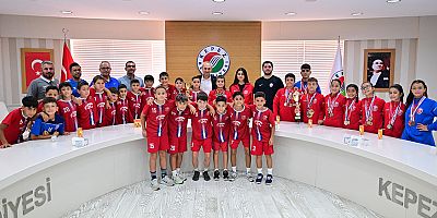 Kepez’in genç şampiyonları Başkan Kocagöz’ü ziyaret etti