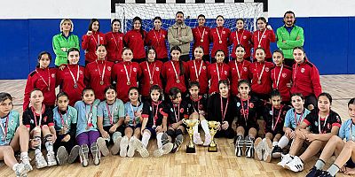 Kepez’in hentbol yıldızları şampiyon oldu