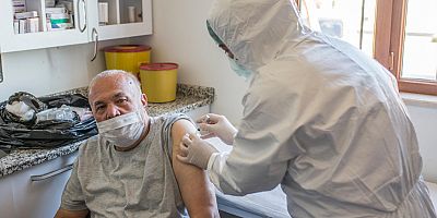 Kepez’in huzurevi sakinlerine Covid aşısı