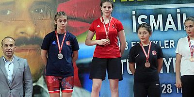 Kepez’in kadın güreşçilerine Türkiye Şampiyonası’ndan bronz madalya