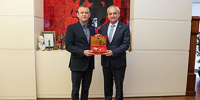 Kepez’in sembolik altın anahtarı CHP Genel Başkanı Özel’e teslim