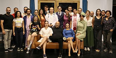 Kepez Kent Tiyatrosu’ndan kahkaha dolu bir oyun: “Kaç baba kaç”