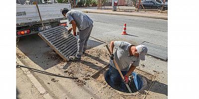 Kepez, sel baskınlarına karşı mazgalları temizliyor
