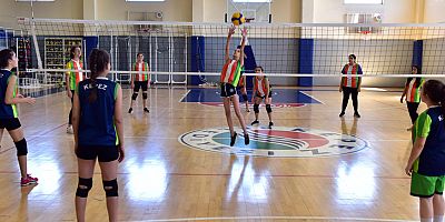Kepezli çocuklar voleybolu çok sevdi