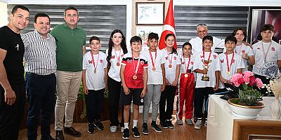 Kick Boks sporcuları başarılarını Başkan Topaloğlu ile paylaştı 