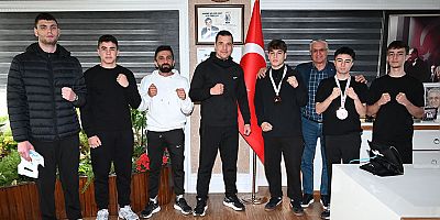 Kick Boks sporcuları başarılarını Başkan Topaloğlu ile paylaştı 