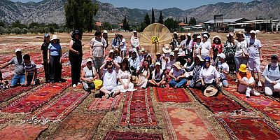 Kilim tarlalarını gezdiler