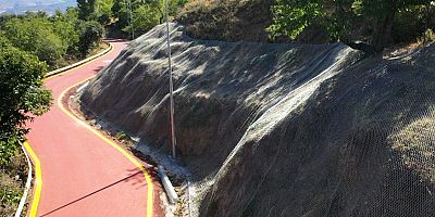 Kirazlıdere Andık yoluna şev koruyucu çelik tel döşeniyor