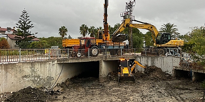 Kış ayları öncesi menfezler temizleniyor