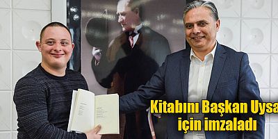 Kitabını Başkan Uysal için imzaladı