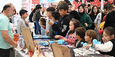 Kitapları keşfetme imkanı buluyorlar