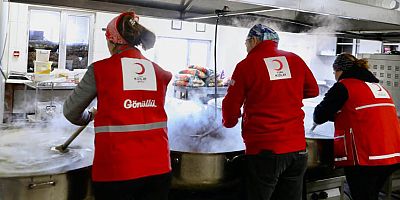 Kızılay afetzedelere sıcak yemek ulaştırmaya devam ediyor