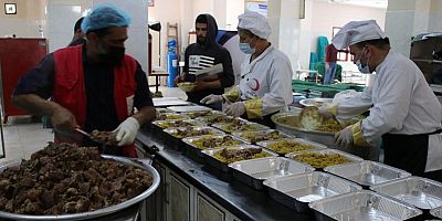 Kızılay Aşevi Günde 400 Aileye Yemek Veriyor