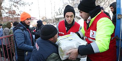 Kızılay sıcak yemeğin yanısıra diğer yardım malzemeleriyle de depremzedelerin yanında