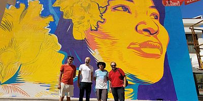Kolombiyalı sanatçıdan Vatan Kahvesi duvarına resim çalışması
