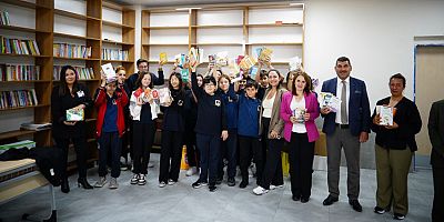 Konyaaltı Belediyesi okul kütüphanesine kitap bağışı yaptı