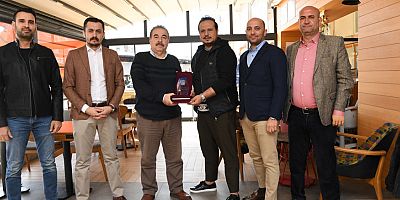 Konyaaltı Belediyespor’dan önceki yönetime teşekkür plaketi