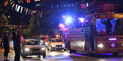 Konyaaltı’nda 19 Mayıs coşkusu balkonlara taştı