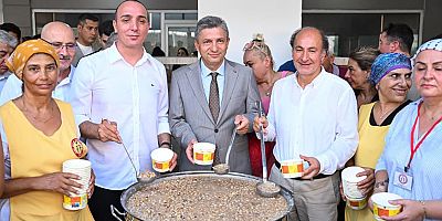 Konyaaltı'nda aşure lokması programı düzenlendi