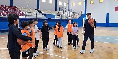 Konyaaltı'nda basketbol heyecanı: Başkan Cem Kotan çocuklarla pota altında buluştu